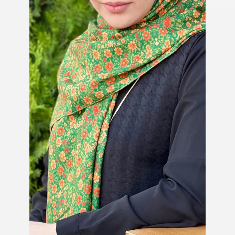روسری زنانه طرح گل ریز زمینه سبز قواره 140