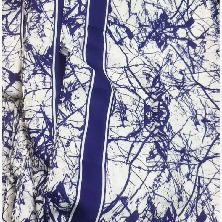 شال اسپرت طرح شاخ و برگ سفید مشکی و سرمهای زنانه