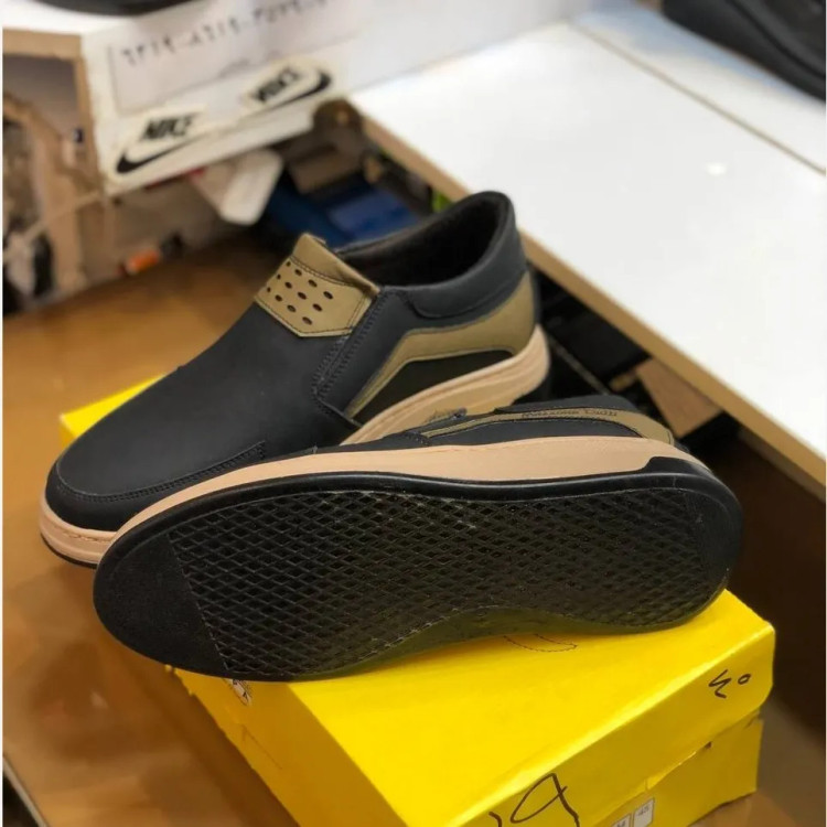 کفش راحتی مردانه چرم مشکی نسکافهای بدون بند مدل دارکوب