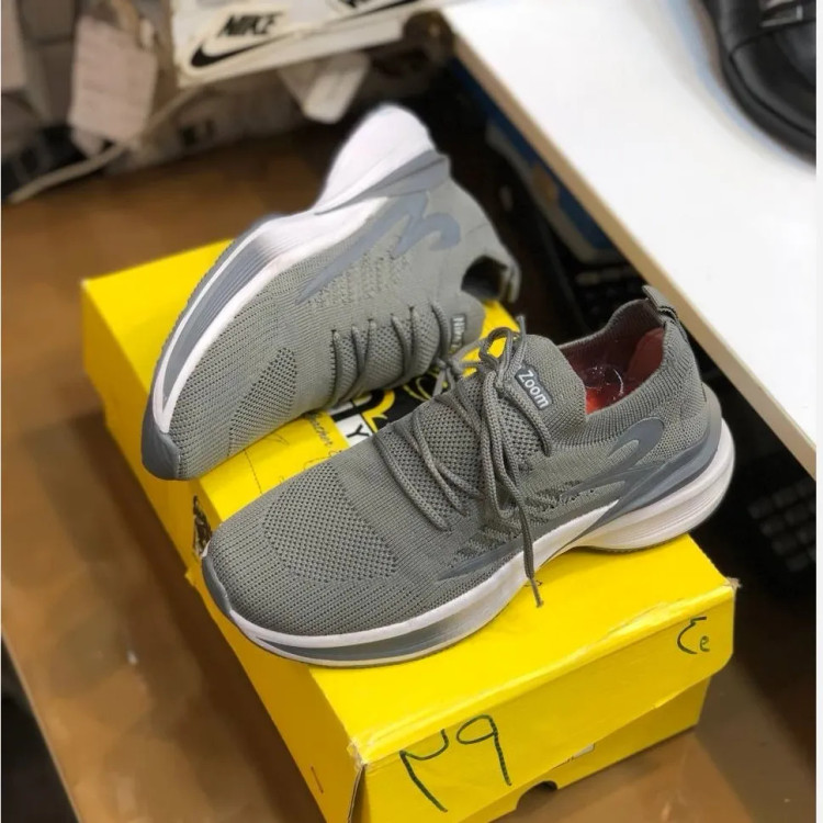 کفش ورزشی مردانه طوسی سبک و راحت مناسب پیاده روی و باشگاه