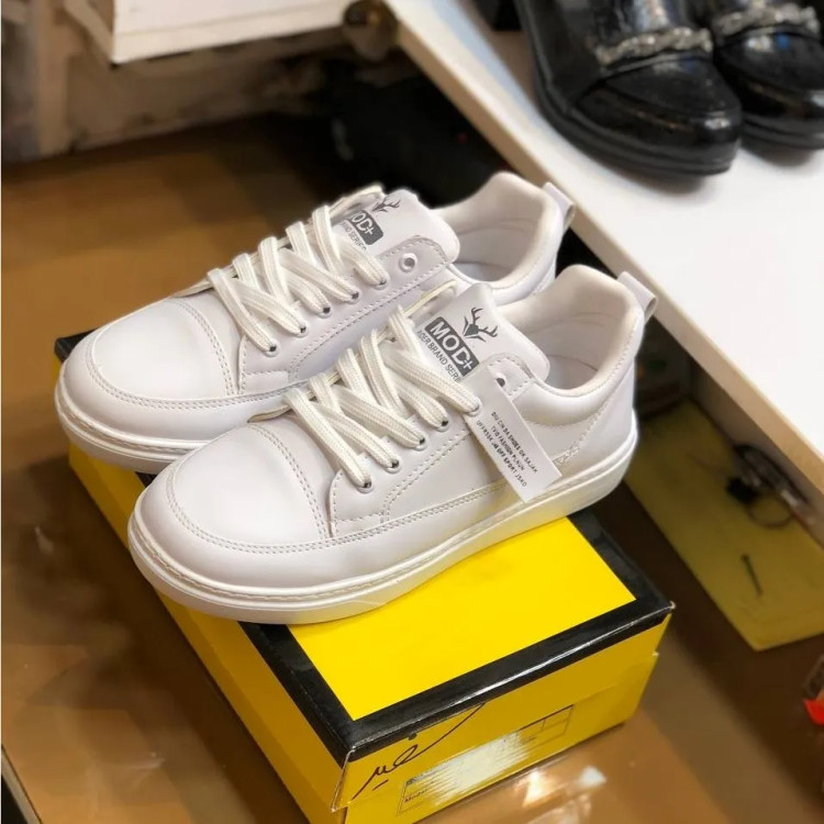 کفش سفید زنانه چرم صنعتی زیره پیو سبک و راحت مناسب استایل روزمره