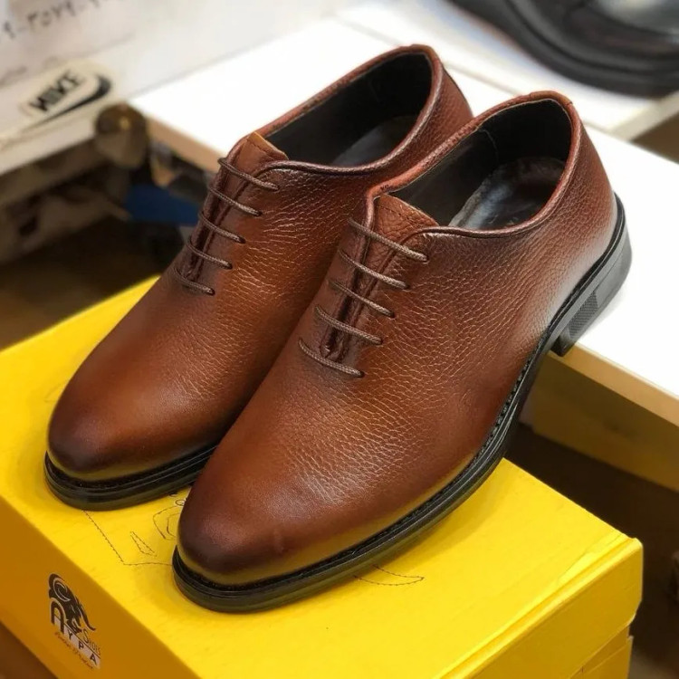 کفش مردانه چرم طبیعی قهوه ای شیک اداری و رسمی مدل 2023