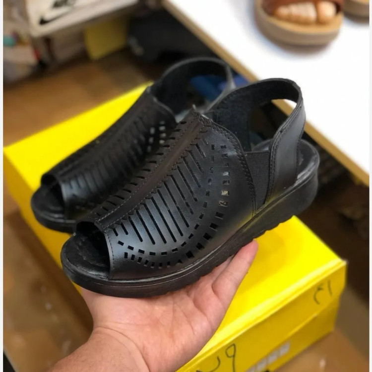 صندل زنانه چرم صنعتی شیک و راحت، مناسب تمام فصول، مشکی