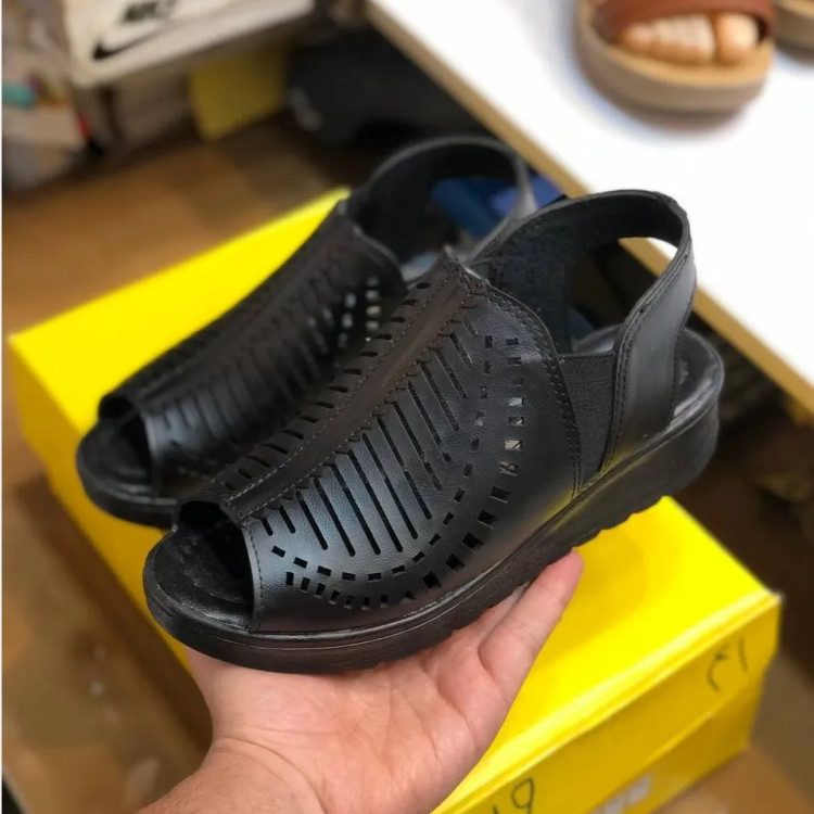 صندل زنانه چرم صنعتی شیک و راحت، مناسب تمام فصول، مشکی