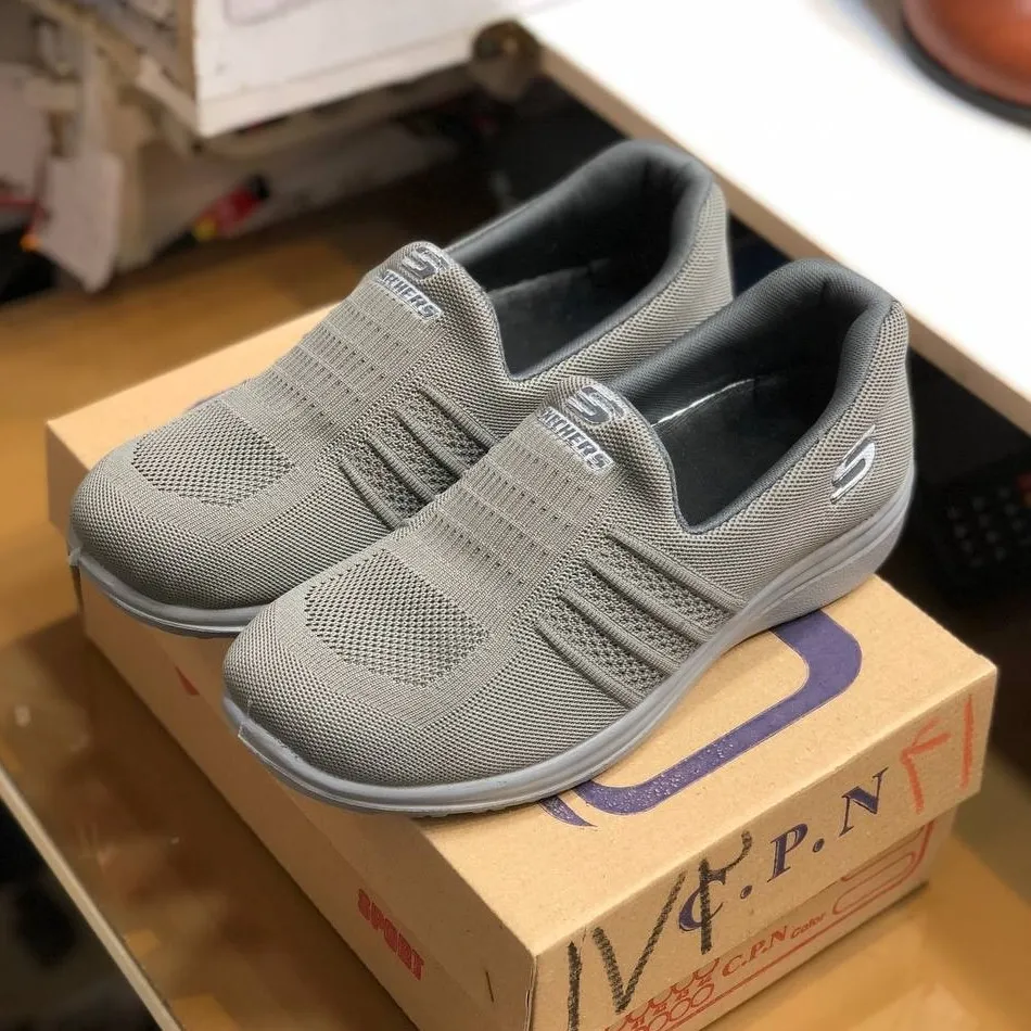 کفش اسکیچرز زنانه طوسی مدل روزمره تنفس پذیر سبک و راحت سایز 41 تا 44