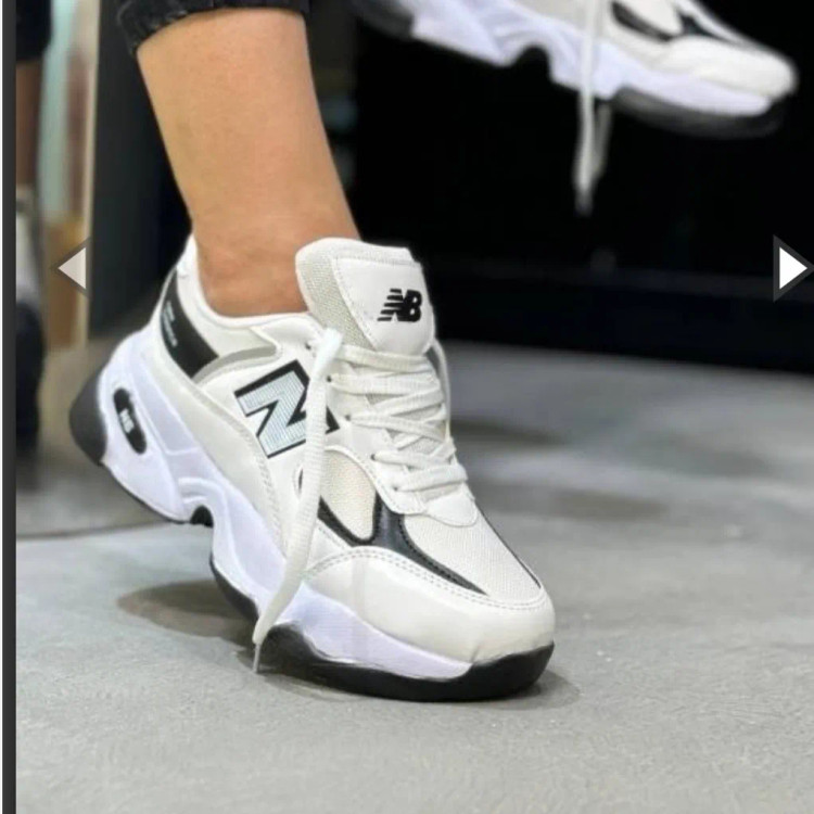 کتونی زنانه و مردانه راحتی اسپرت سفید مشکی زیره پیو سبک و نرم