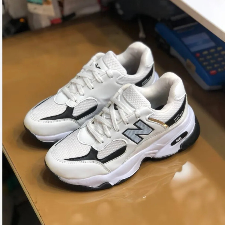 کتونی زنانه و مردانه راحتی اسپرت سفید مشکی زیره پیو سبک و نرم