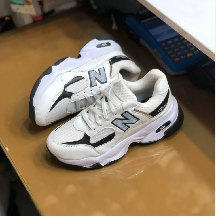 کتونی زنانه و مردانه راحتی اسپرت سفید مشکی زیره پیو سبک و نرم