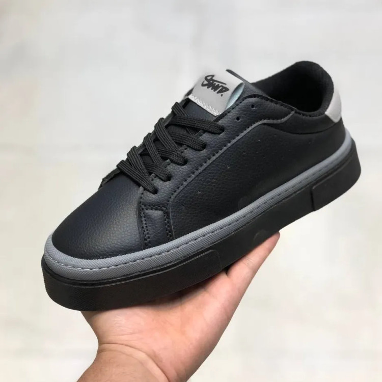 کفش مشکی مردانه چرم صنعتی زیره پی وی سی ضد زردی و بادوام