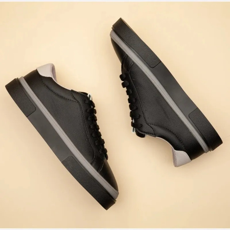 کفش مشکی مردانه چرم صنعتی زیره پی وی سی ضد زردی و بادوام