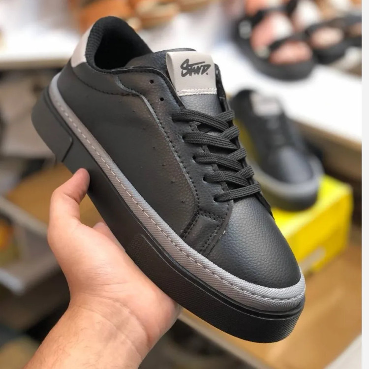 کفش مشکی مردانه چرم صنعتی زیره پی وی سی ضد زردی و بادوام