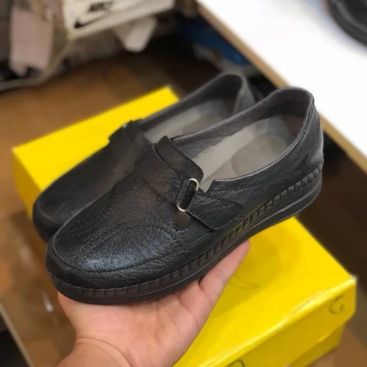 کفش طبی زنانه چسبی مشکی چرم صنعتی راحت و بادوام