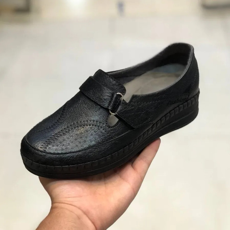 کفش طبی زنانه چسبی مشکی چرم صنعتی راحت و بادوام