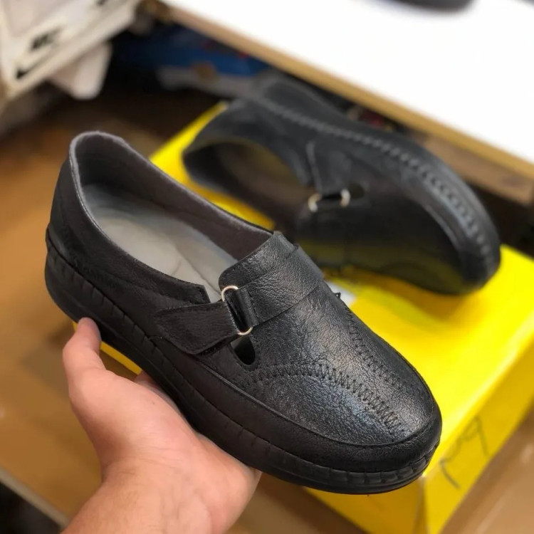 کفش طبی زنانه چسبی مشکی چرم صنعتی راحت و بادوام