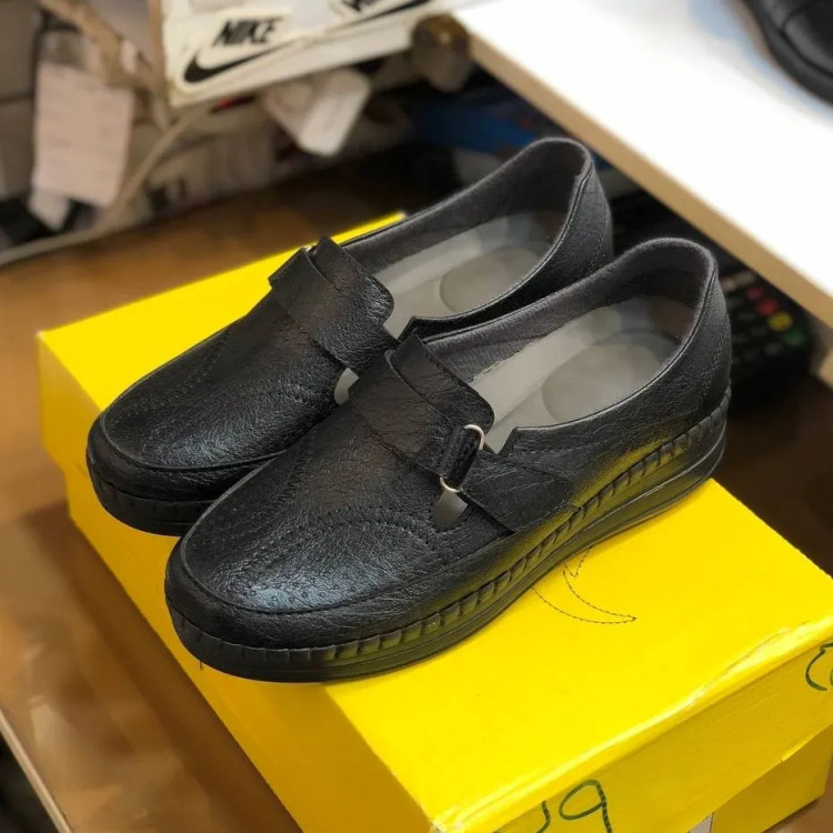 کفش طبی زنانه چسبی مشکی چرم صنعتی راحت و بادوام