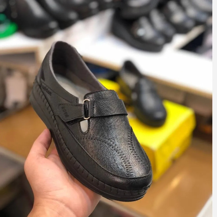 کفش طبی زنانه چسبی مشکی چرم صنعتی راحت و بادوام