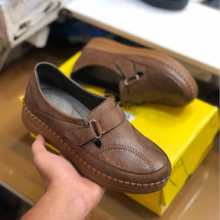 کفش طبی زنانه چسبی چرم صنعتی زیره پیو راحت و بادوام مناسب کمردرد و زانودرد