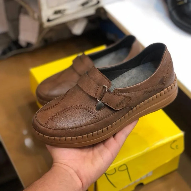 کفش طبی زنانه چسبی چرم صنعتی زیره پیو راحت و بادوام مناسب کمردرد و زانودرد