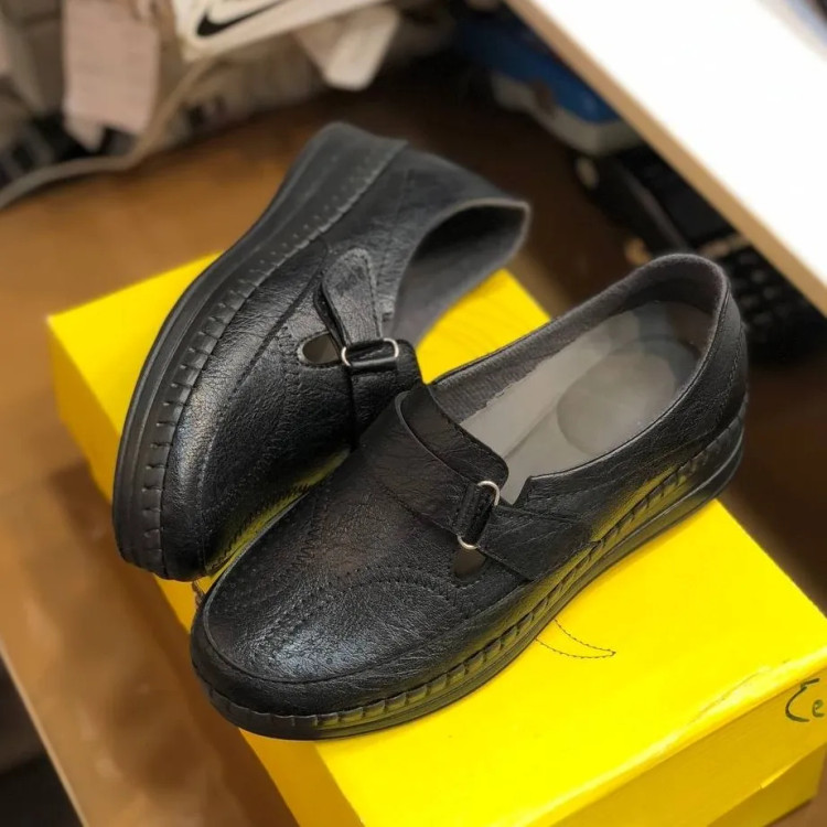 کفش طبی زنانه چسبی مشکی چرم صنعتی راحت و بادوام