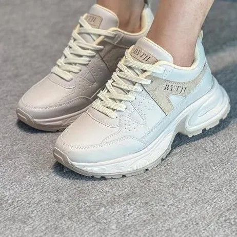 کفش اسپرت زنانه کرم رنگ زیره پیو تزریقی سبک و راحت مناسب باشگاه و پیاده روی