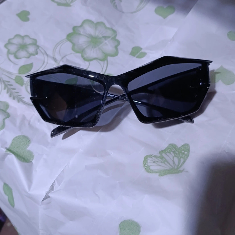 عینک آفتابی جیوانچی