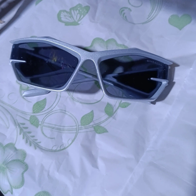 عینک آفتابی جیوانچی