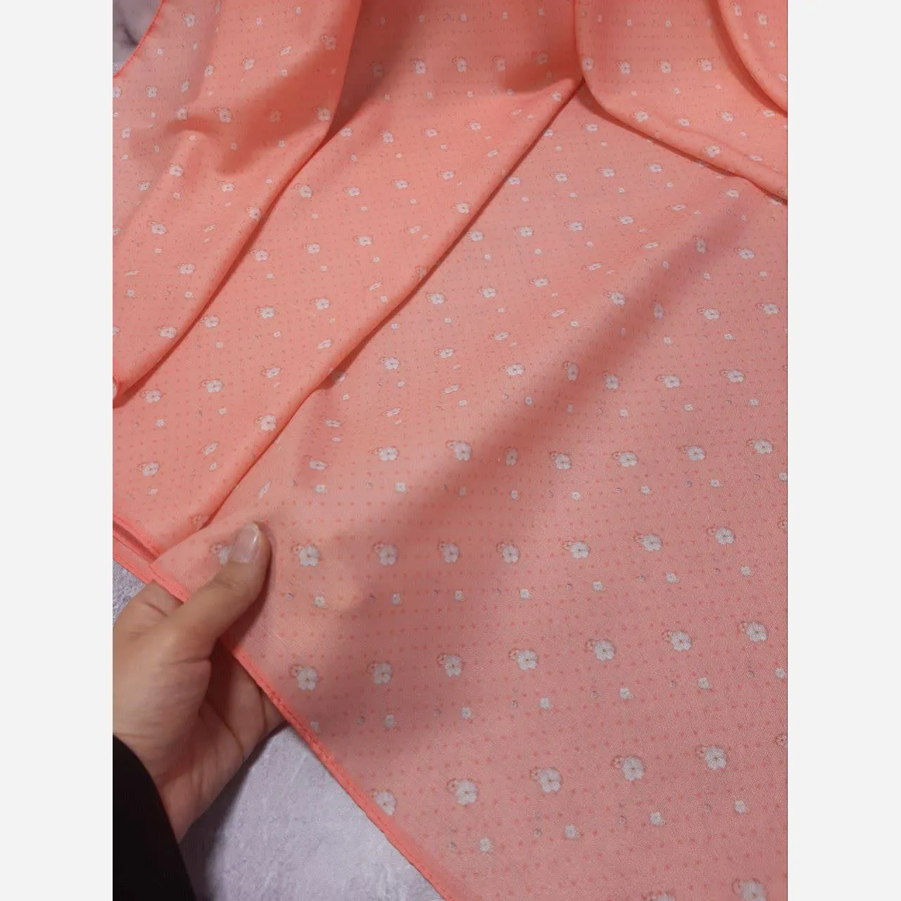 روسری نخی قواره بزرگ طرح شکوفه ریز بهاری 140 سانتی متری