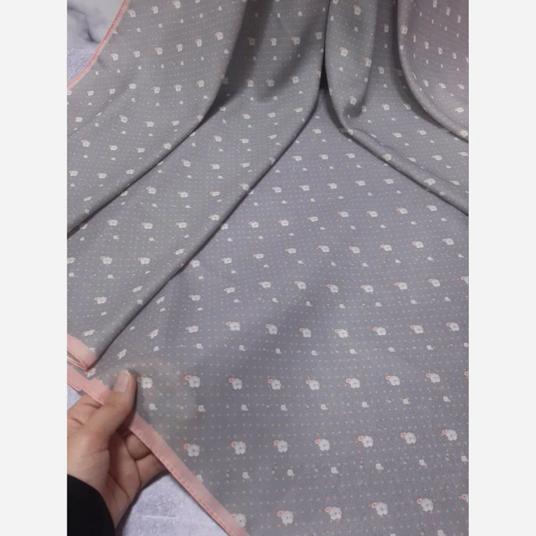 روسری نخی قواره بزرگ طرح شکوفه ریز بهاری 140 سانتی متری