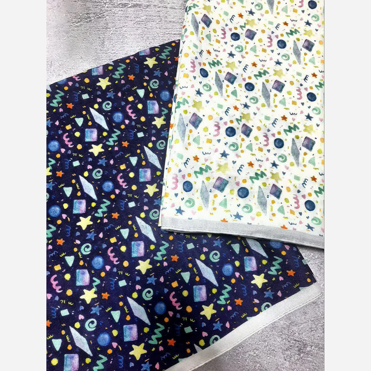 روسری زنانه طرح دار سرمه ای با اشکال هندسی ریز مناسب استفاده روزمره و مهمانی