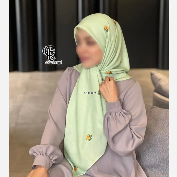 روسری طرح گل رز نخ کاستوم سیتو قواره متوسط 110 سانتیمتر چرخ دوز بدون لیز خوردگی