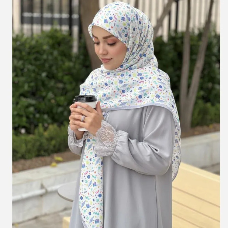 روسری زنانه طرح دار سرمه ای با اشکال هندسی ریز مناسب استفاده روزمره و مهمانی