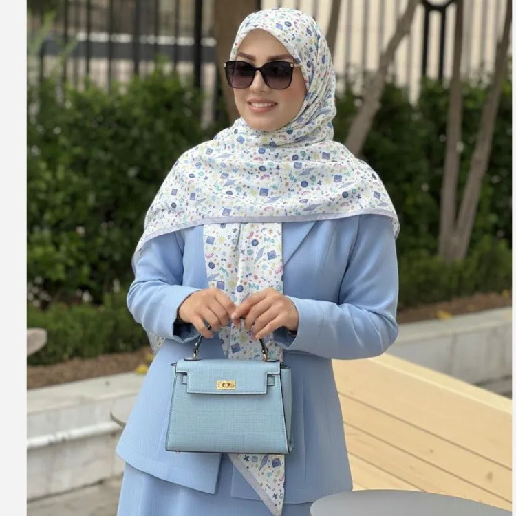 روسری زنانه طرح دار سرمه ای با اشکال هندسی ریز مناسب استفاده روزمره و مهمانی