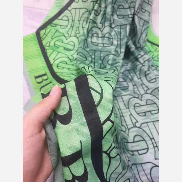 شال نخی قواره بزرگ طرح بربری سبز بنیت