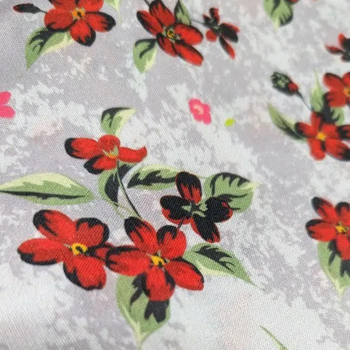 روسری نخی قواره بزرگ طرح گل سرخ زمینه طوسی 140 سانتی متر