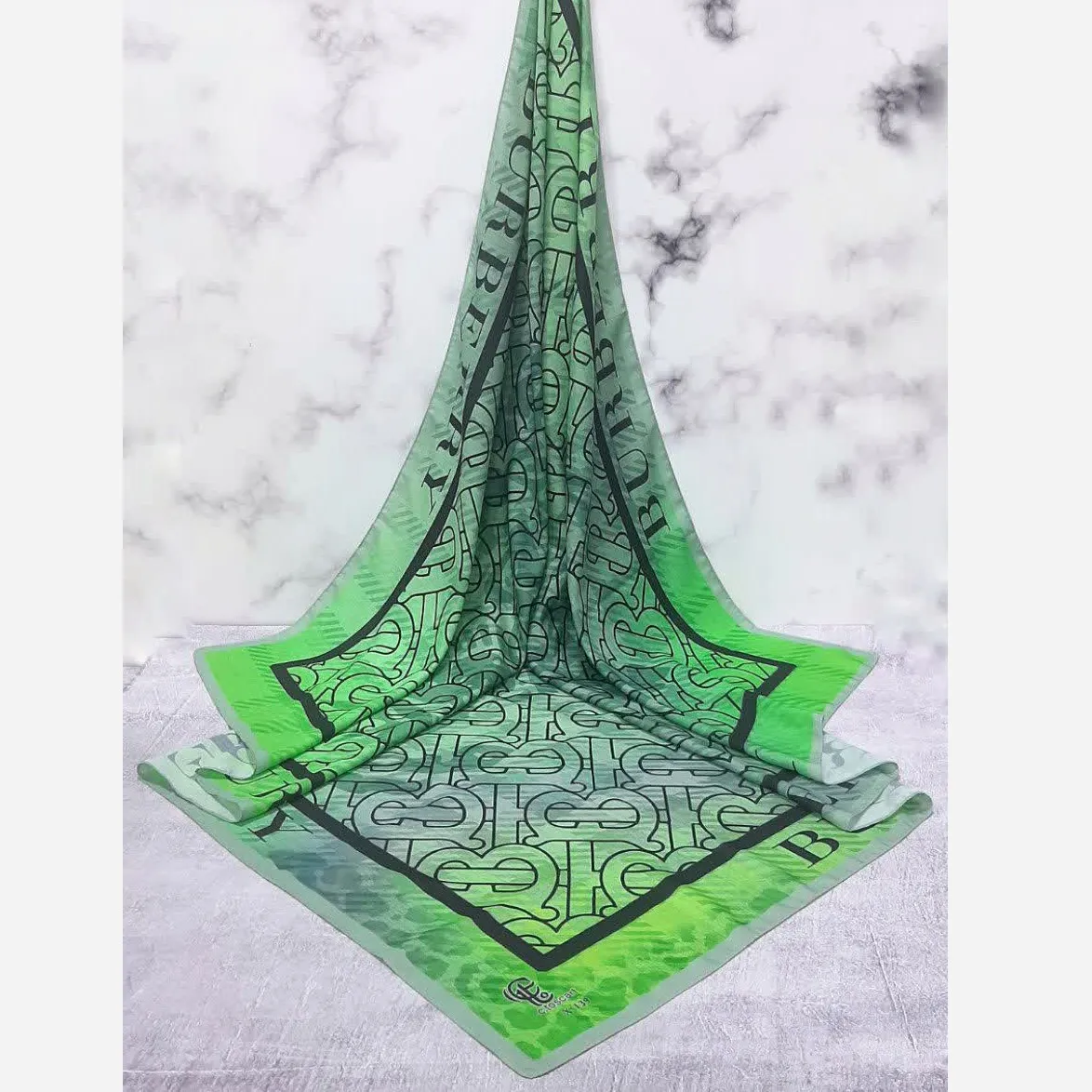 شال نخی قواره بزرگ طرح بربری سبز بنیت