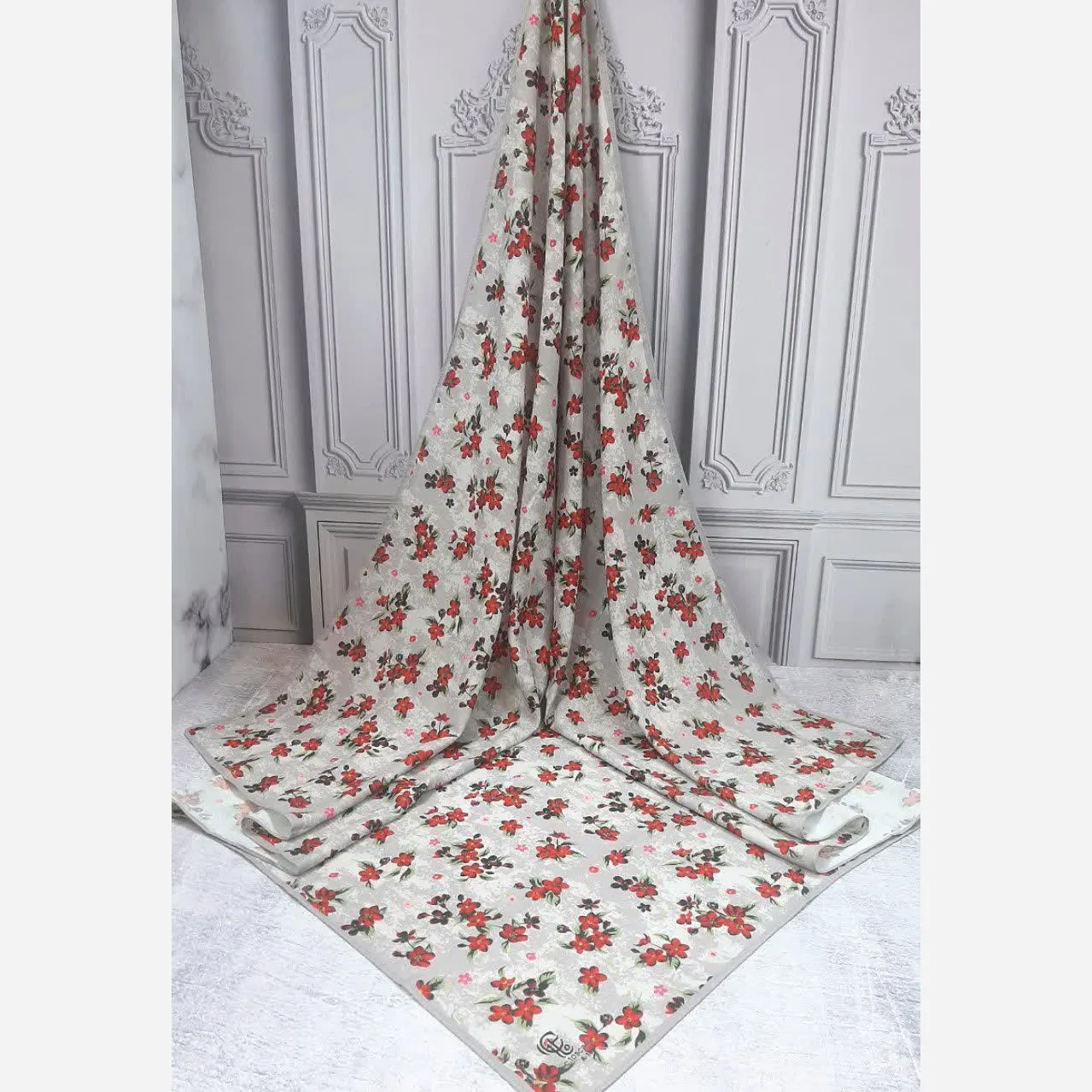 روسری نخی قواره بزرگ طرح گل سرخ زمینه طوسی 140 سانتی متر