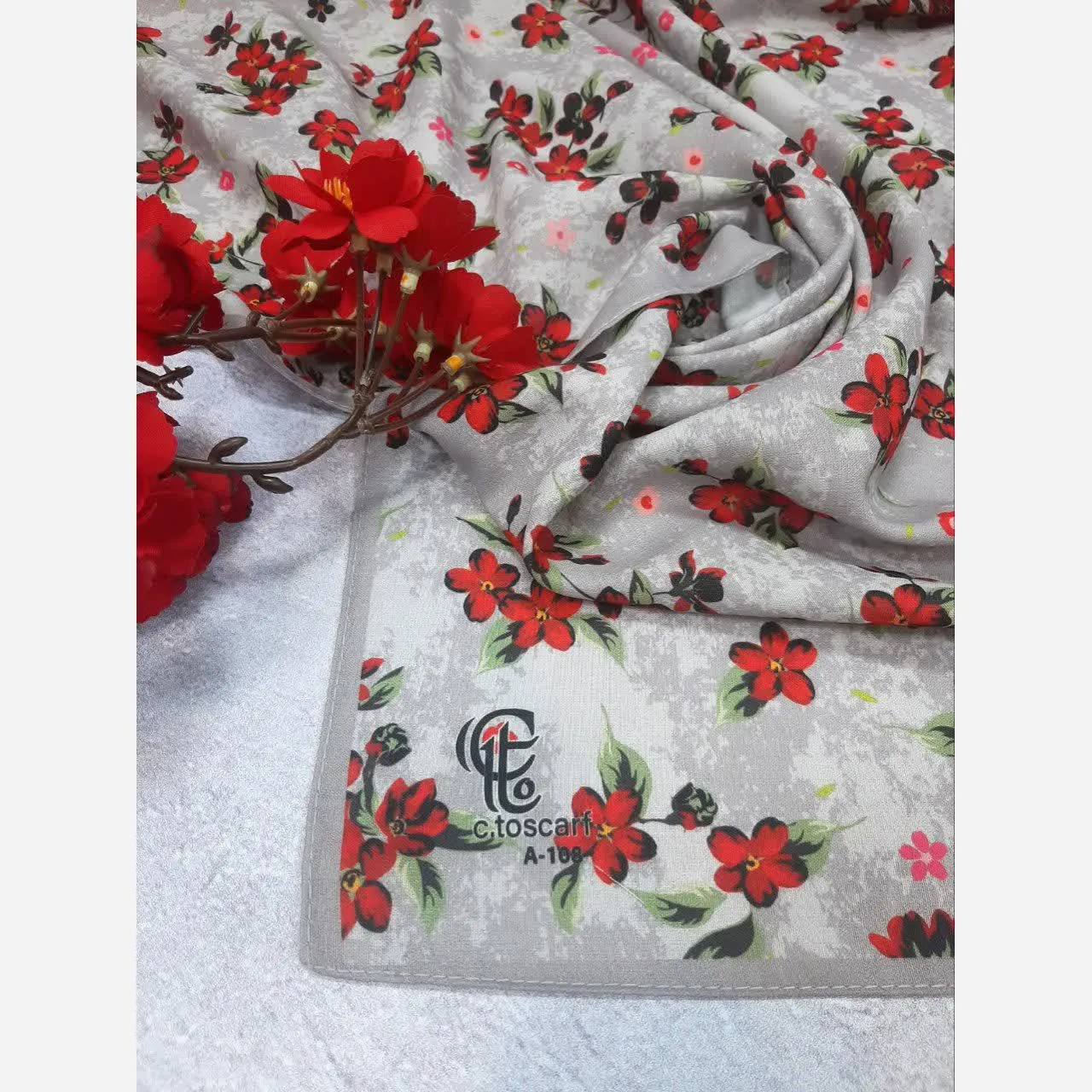 روسری نخی قواره بزرگ طرح گل سرخ زمینه طوسی 140 سانتی متر