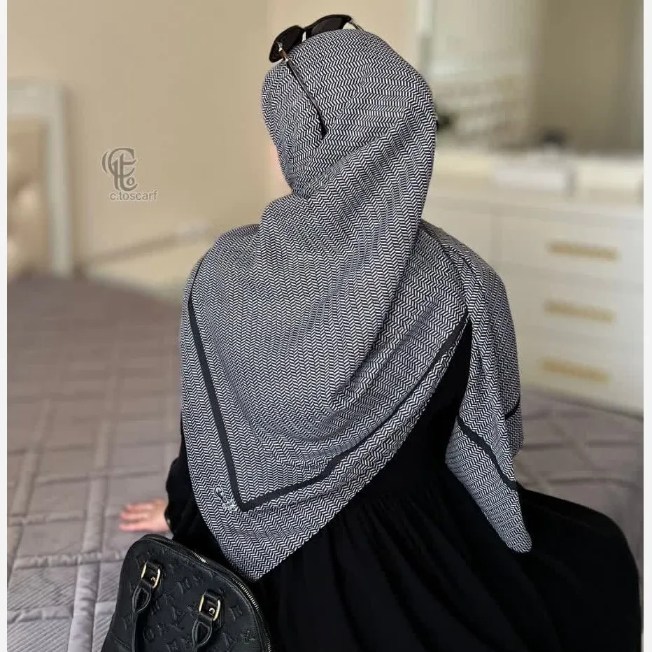 روسری مشکی سفید طرح دار ایستاده مناسب چادر زنانه شیک