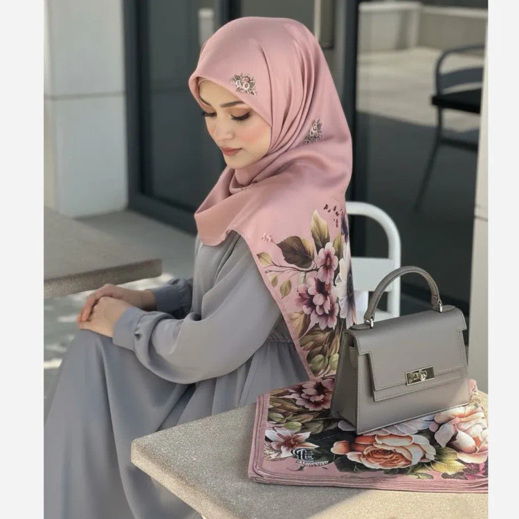 روسری نخی قواره بزرگ طرح گل برجسته 140 سانتی | شال مجلسی خاص