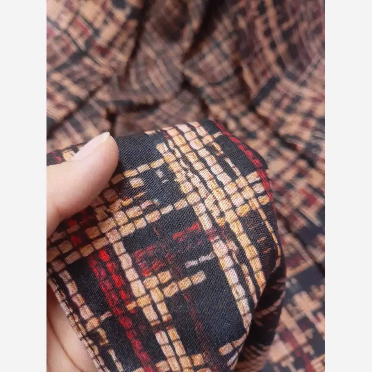 روسری مجلسی نخی طرح سدنا قواره 110 دور چرخ دوز سر نمیخورد