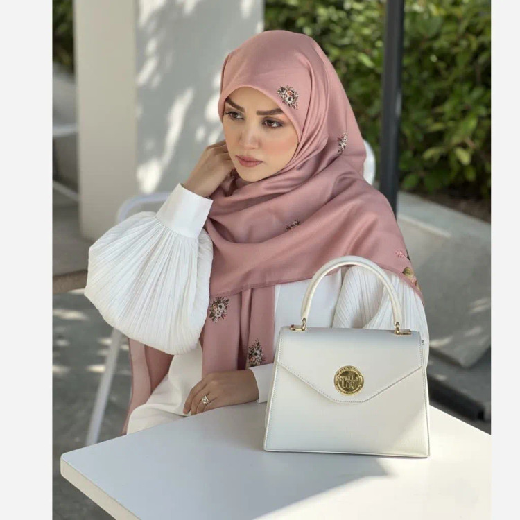 روسری نخی قواره بزرگ طرح گل برجسته 140 سانتی | شال مجلسی خاص