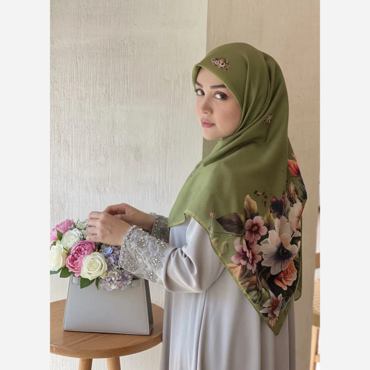 روسری نخی قواره بزرگ طرح گل برجسته 140 سانتی | شال مجلسی خاص