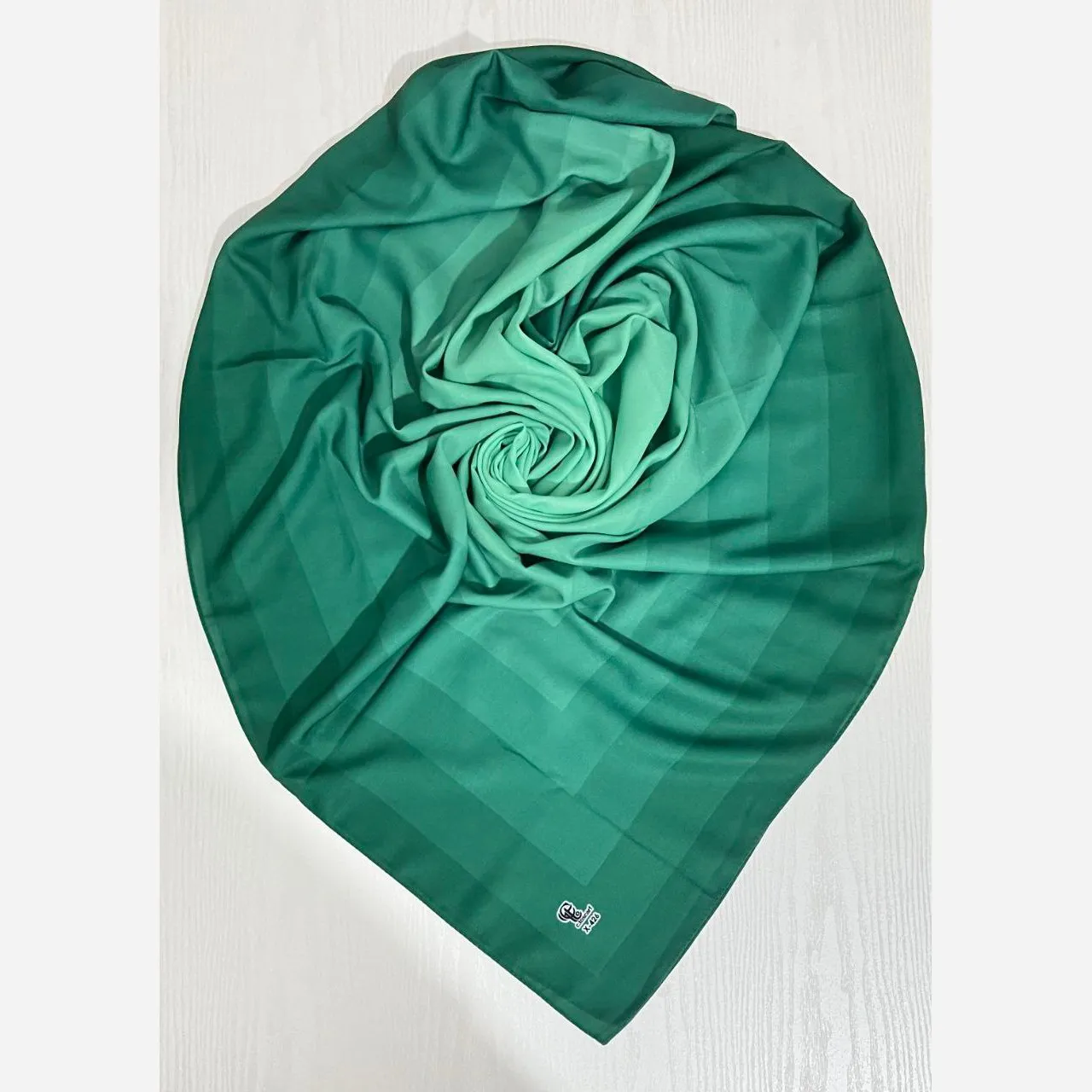 روسری طرح طیفی پله ای سایز 140 نخ کاستوم سی تو چرخ دوز