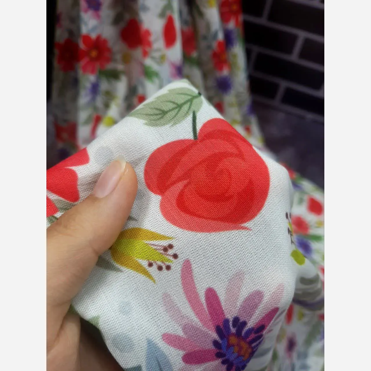 روسری طرح گلناز نخی قواره بزرگ 140 سانتیمتر چرخدوز لیز نیست