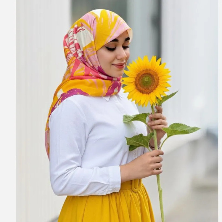 روسری طرح دار نخی سایز بزرگ مدل روشا چرخ دوز