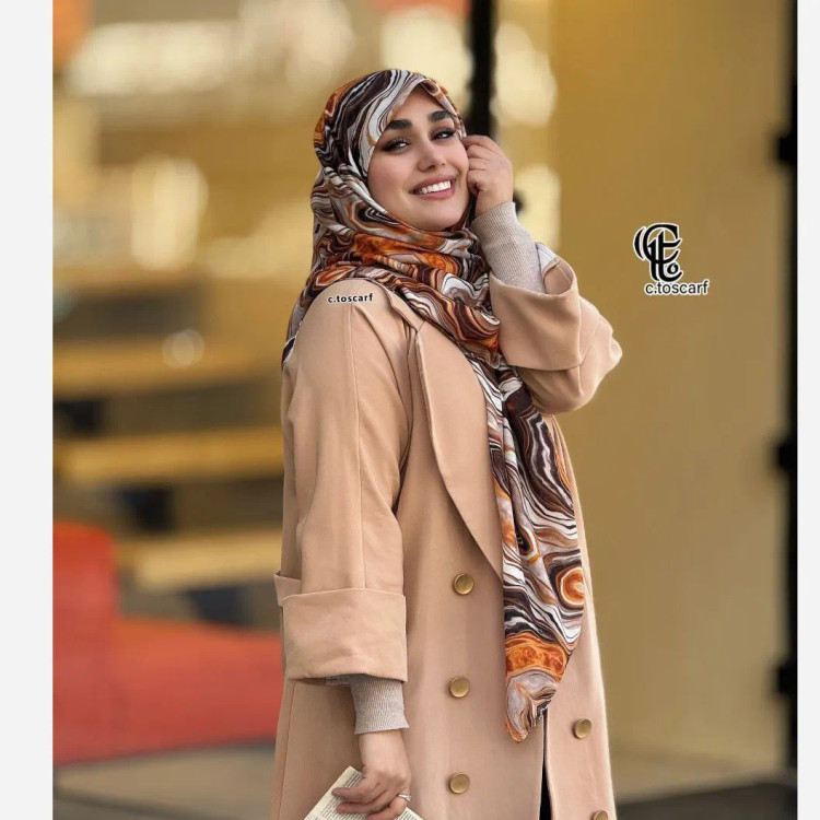 روسری مجلسی طرح عسل نخ کاستوم قواره 110 دور چرخ دوز کرم قهوه ای عسلی