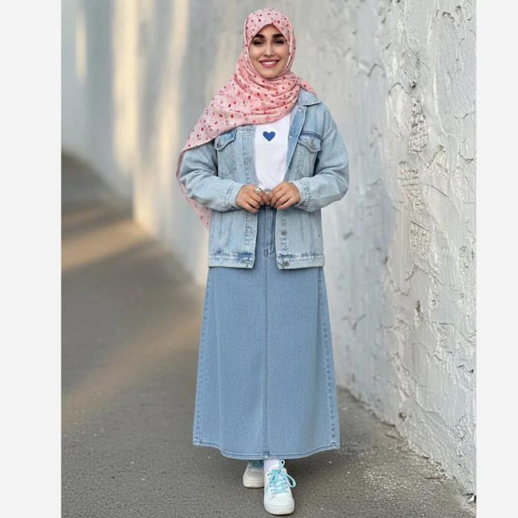 روسری نخی طرح توت فرنگی و بابونه قواره بزرگ صورتی زنانه