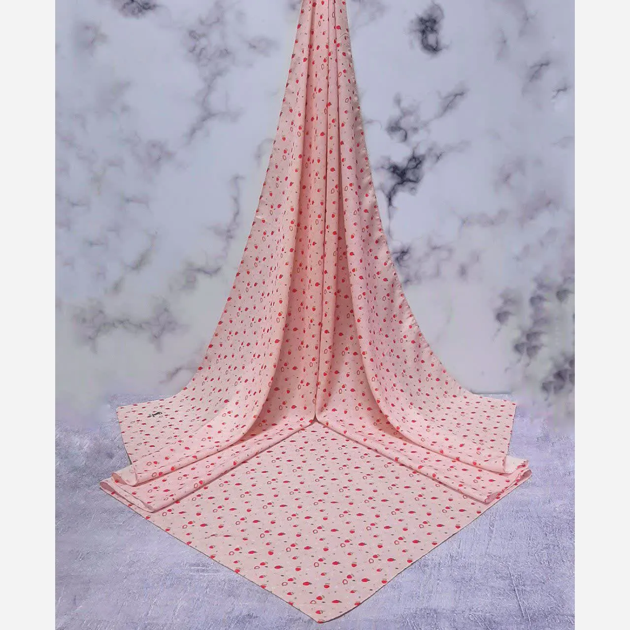 روسری نخی طرح توت فرنگی و بابونه قواره بزرگ صورتی زنانه