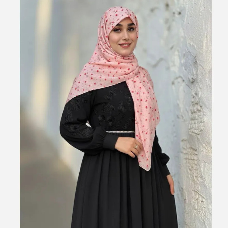 روسری نخی طرح توت فرنگی و بابونه قواره بزرگ صورتی زنانه