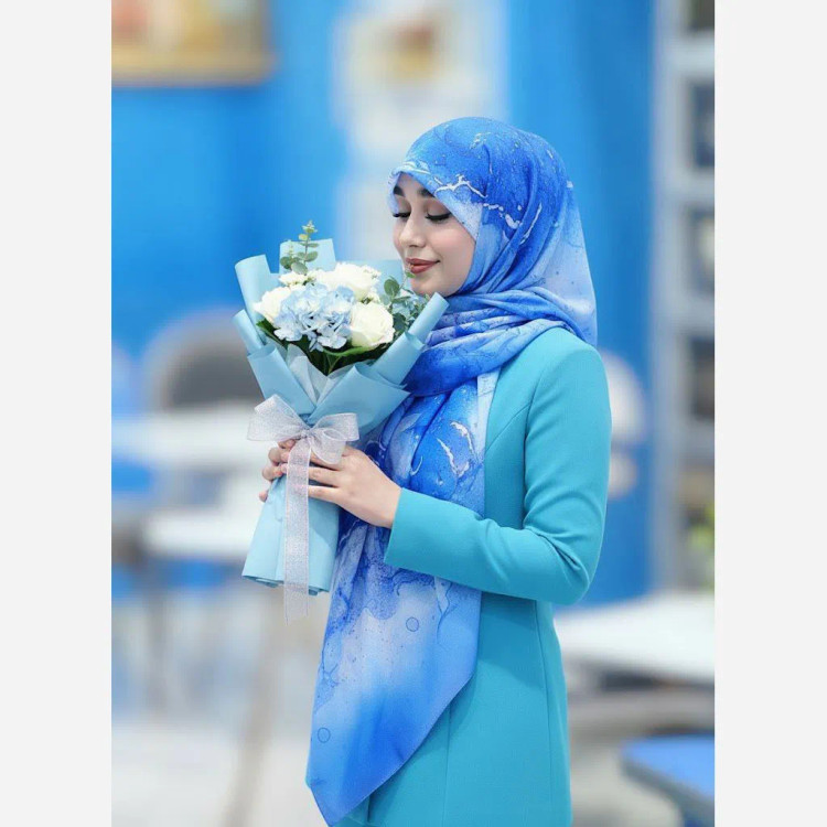 روسری نخی طرح رزیتا سایز 140 - طرح فیروزه ای و آبی شیک - بدون سُرخوردگی